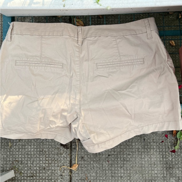 Old Navy khaki everyday short, size 8 - Picture 3 of 3